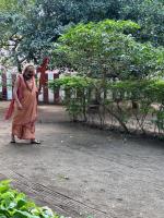 HH Swamiji walks towards the Shri Dakshinamurti temple